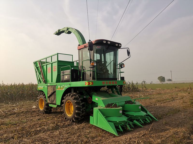 購(gòu)買(mǎi)莖穗兼收玉米收獲機(jī)，選擇新鄉(xiāng)銀豐！